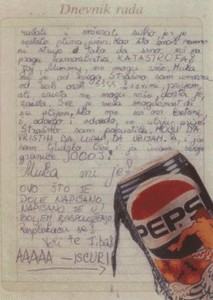 Una pagina del diario di Zlata con un ritaglio di pubblicità della Pepsi. Durante l'assedio di Sarajevo, la bambina soffrì la fame.