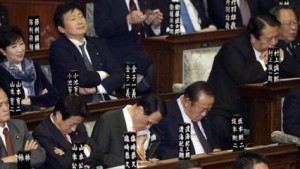 Ministri della Camera Alta giapponese durante la votazione