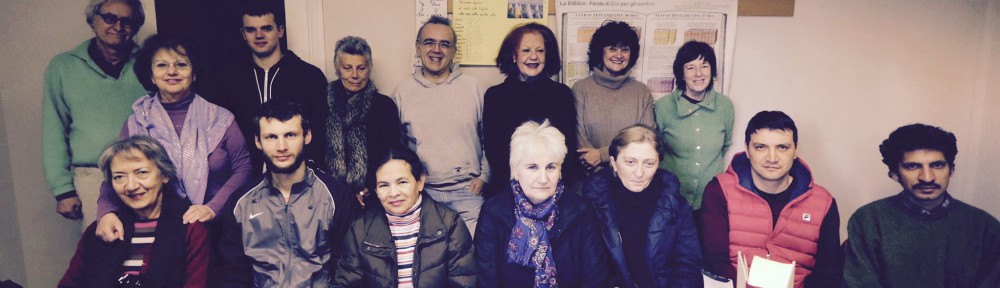 I primi studenti della scuola, con gli insegnanti volontari e la direttrice Laura Bosio
